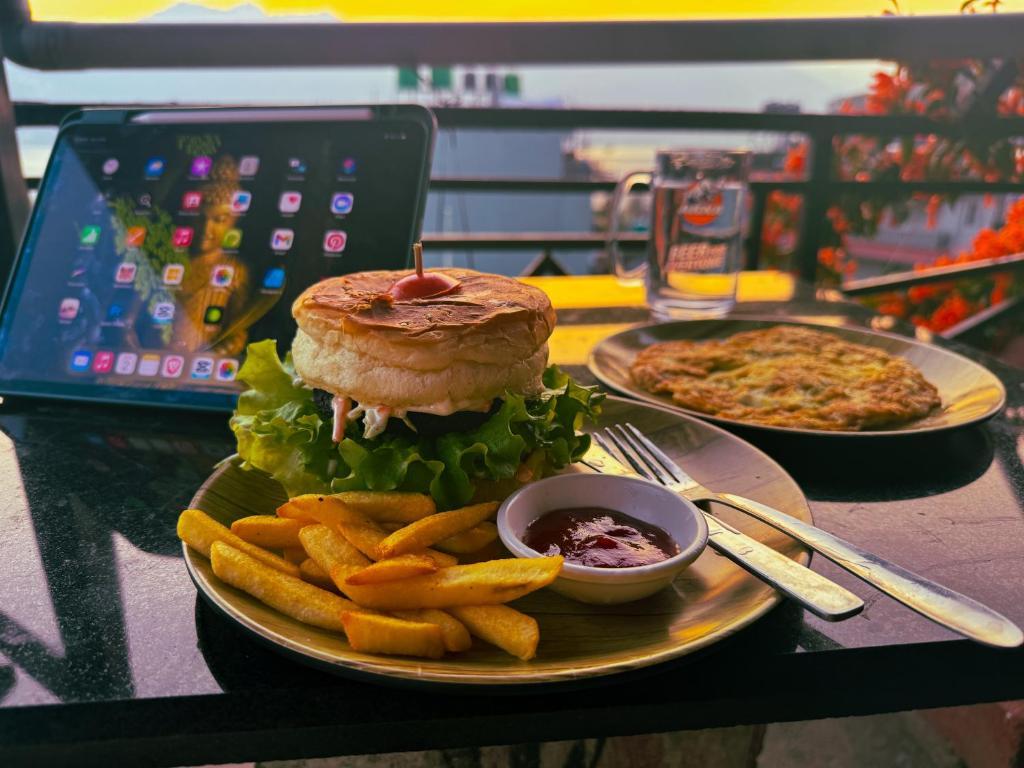 Hotel Forest Way, Hostel & Backpackers