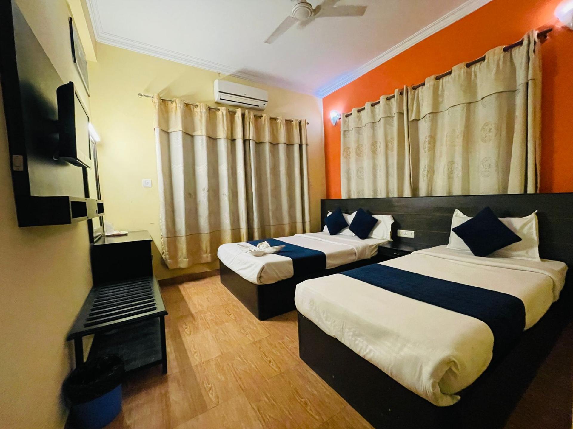 Deluxe Single And Double Bed Room
