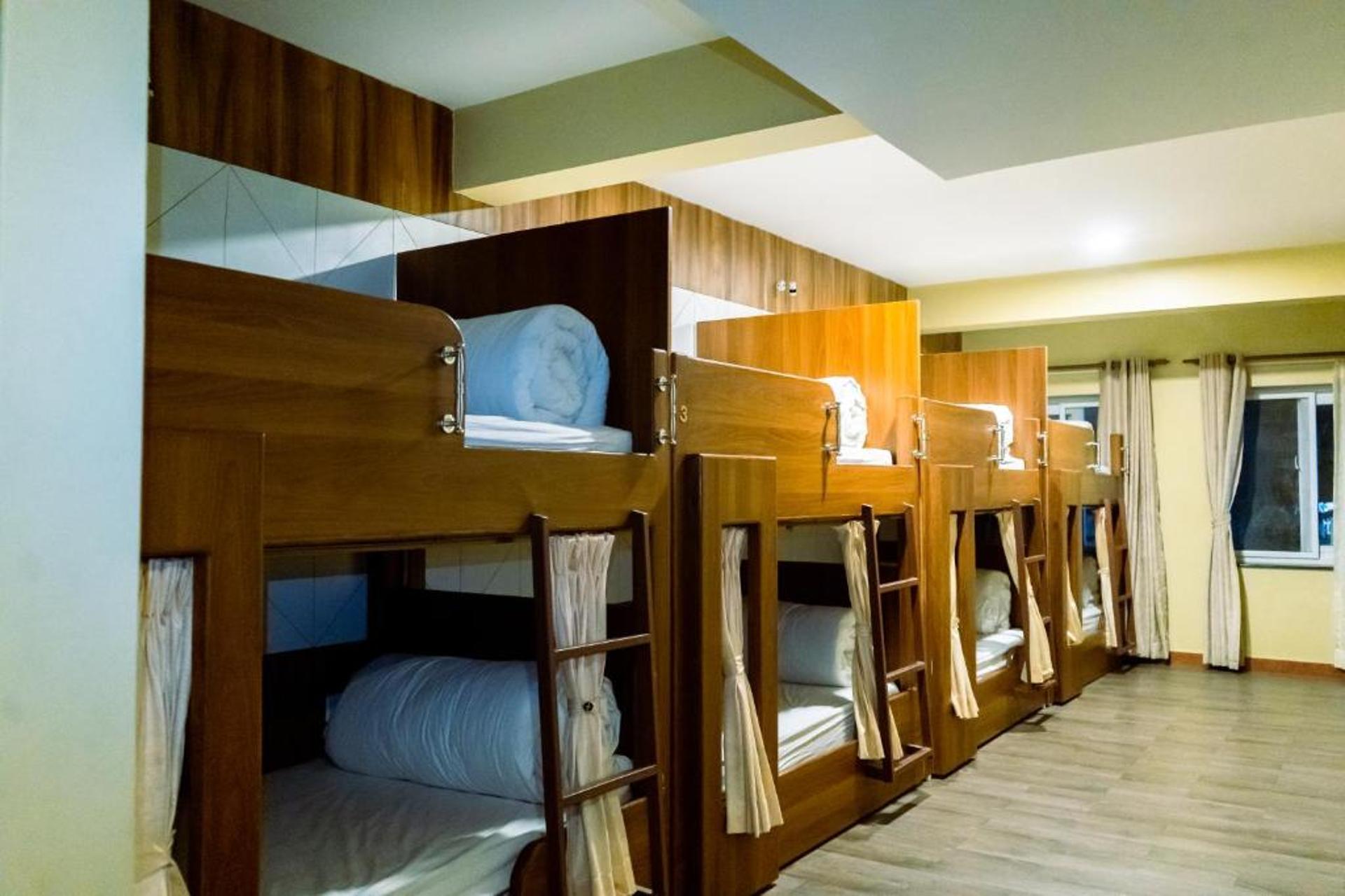 Deluxe 8 capacity Room