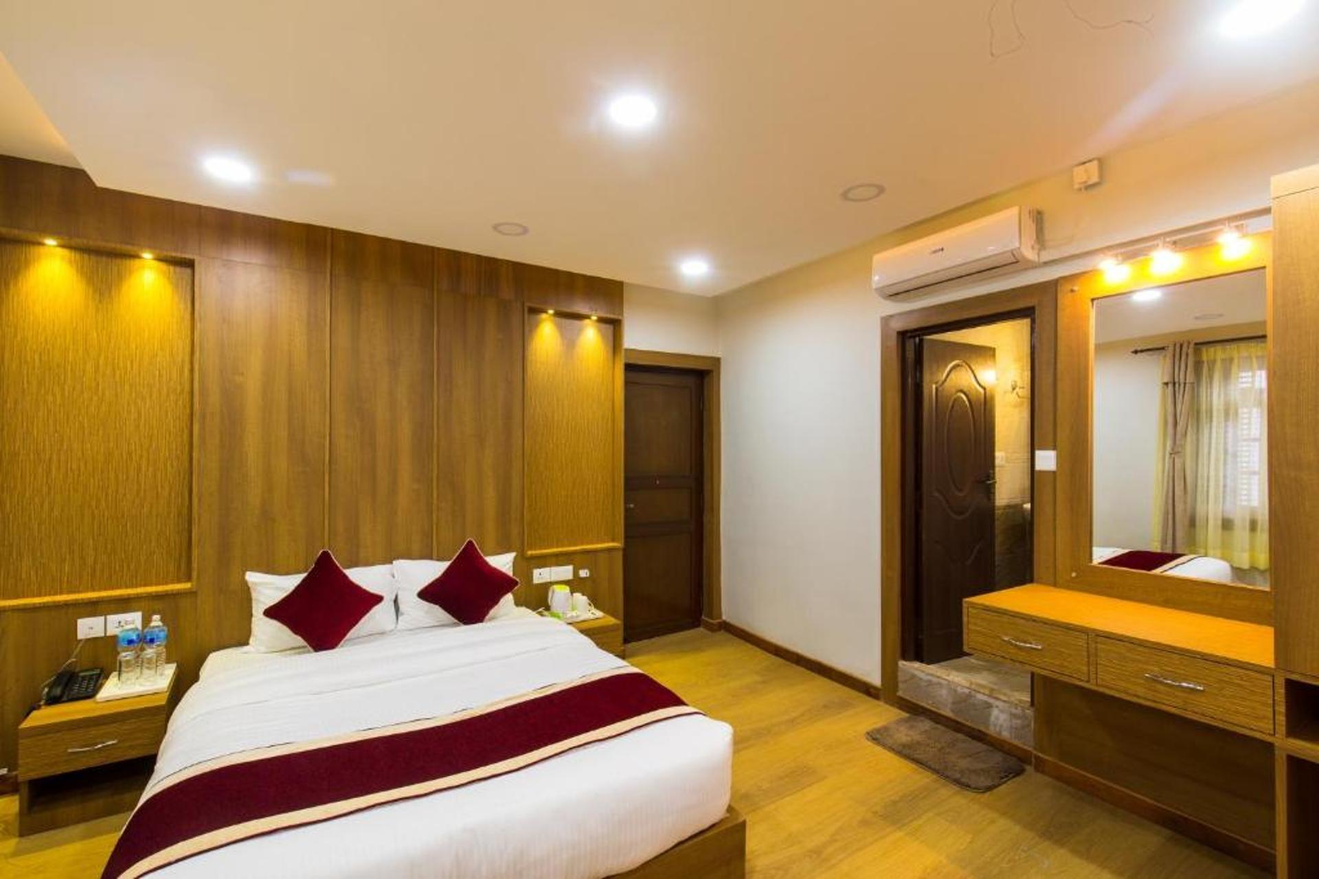 Deluxe Couple Suite Room
