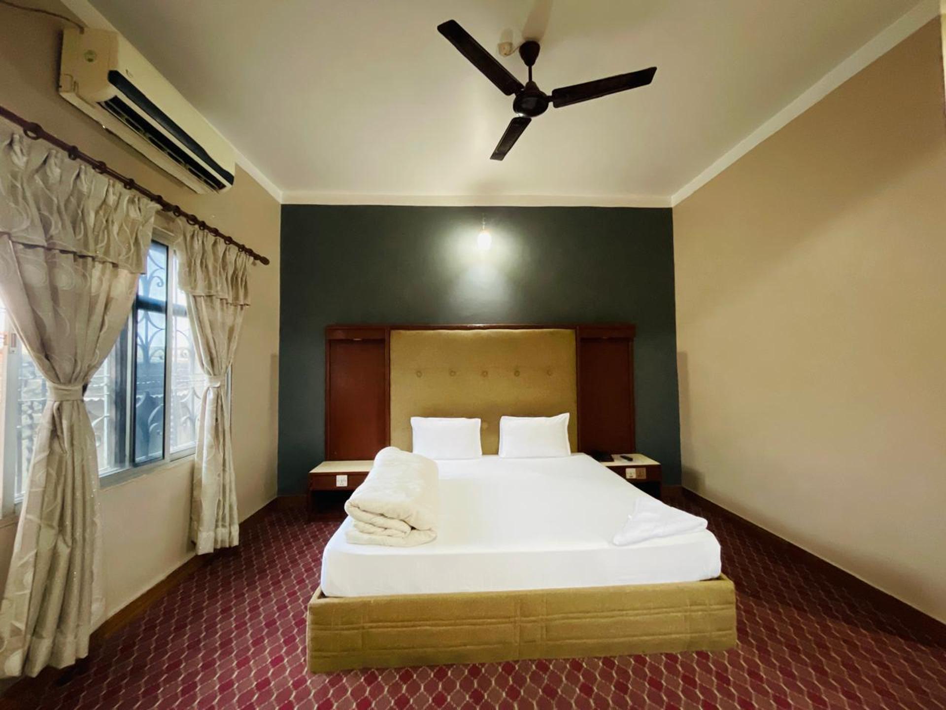 Deluxe Couple Bed Room