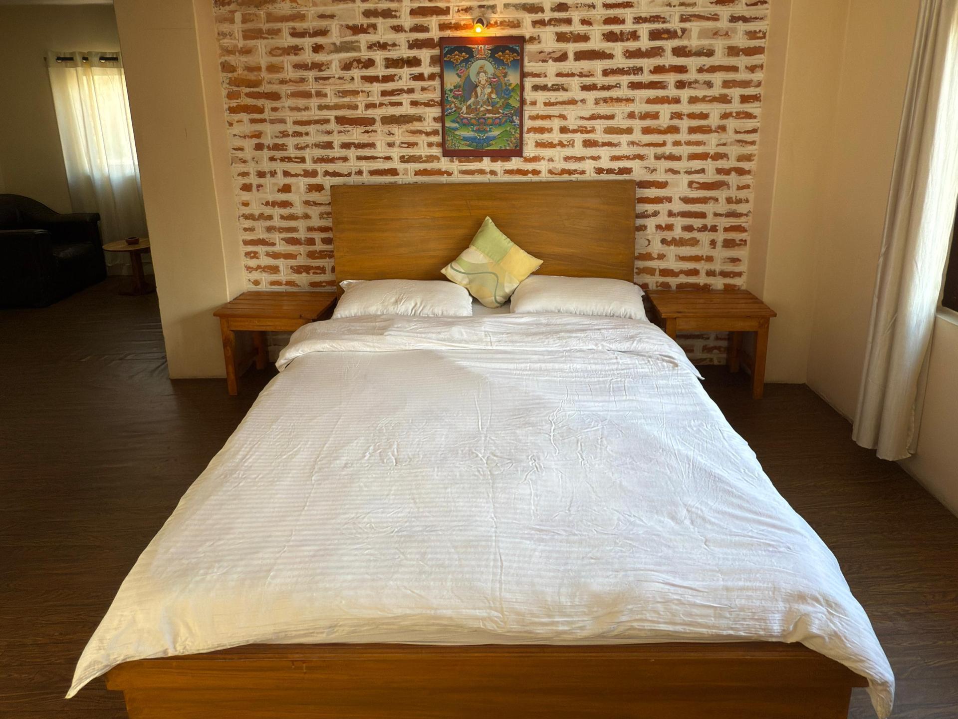 Queen bed with kitchennete